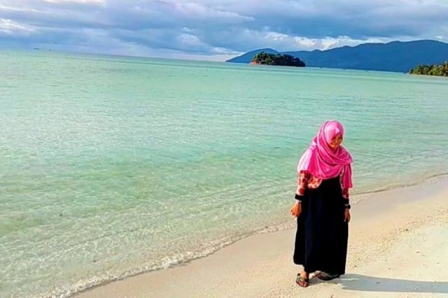 Tersembunyi di Pulau Penuba, Pantai Bluntas Tawarkan Keindahan yang Memesona