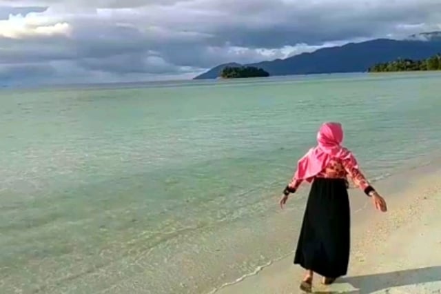 Tersembunyi di Pulau Penuba, Pantai Bluntas Tawarkan Keindahan yang Memesona (2)