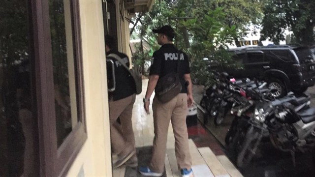 Pembunuh Dufi tiba di Polsek Klapanunggal.  (Foto: Lutfan Darmawan/kumparan)