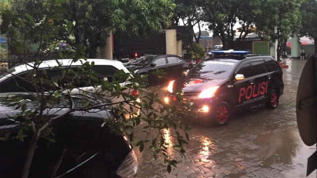 Pembunuh Dufi tiba di Polsek Klapanunggal.  (Foto: Lutfan Darmawan/kumparan)