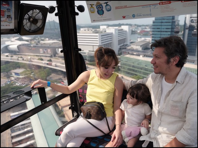 Gading, Gempi, dan Gisel Naik Kereta Gantung di Sentosa Island (Foto: Instagram/@gadiiing)