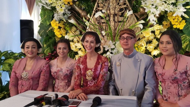 Paula Verhoeven  (tengah) di kediamannya, Bintaro. (Foto: Sarah Yulianti Purnama/kumparan)