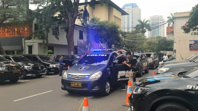 Resmob dan Jatanras Polda Metro ke Bandara Soetta Jemput tersangka pembunuhan wanita di kosan Mampang. Foto: Fadjar Hadi/kumparan