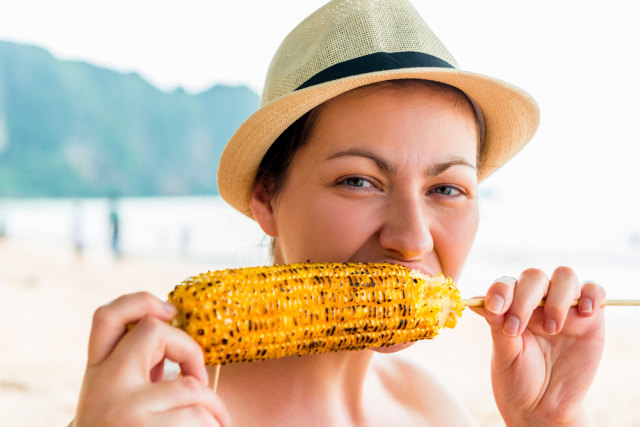 Ilustrasi makan jagung (Foto: Shutter Stock)