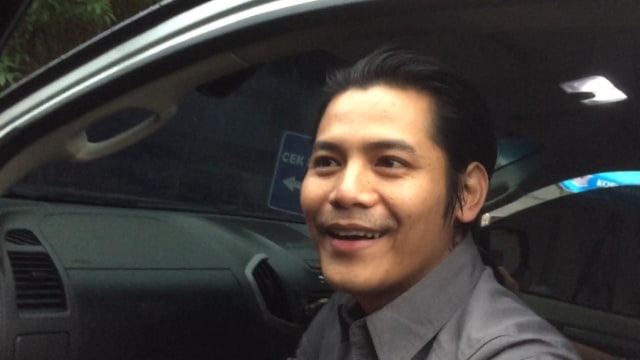 Fiki Alman, Terduga Selingkuhan Angel Lelga, di Polda Metro Jaya (Foto: Giovanni/kumparan)