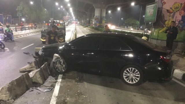 Kecelakaan mobil berplat nomor B 1337 RFS, menabrak pembatas jalan di depan Pura Jl. A. Yani, Jakarta, Rabu (21/11). (Foto: Twitter @TMCPoldaMetro)