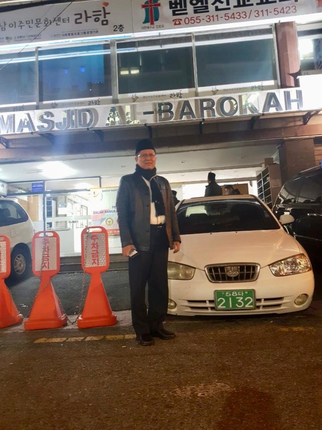 KH Cholil Nafis berfoto di depan Masjid Al-Barokah di Gimhae, Korea Selatan (Foto: Dok. Istimewa)