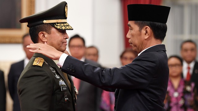 Presiden Joko Widodo (kanan) memasangkan tanda pangkat jabatan kepundak Kepala Staf Angkatan Darat (KSAD) yang baru Jenderal TNI Andika Perkasa, Kamis (22/11/2018). Foto: Wahyu Putro A/ANTARA FOTO
