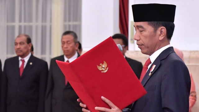 Presiden Joko Widodo melantik pejabat baru Kepala Staf Angkatan Darat (KSAD) Letjen TNI Andika Perkasa di Istana Merdeka, Jakarta, Kamis (22/11/2018). Foto: Dok. Biro Pers Setpres