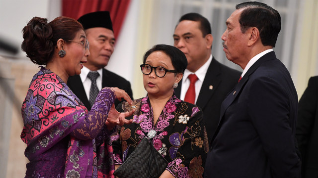 Menko Maritim Luhut Panjaitan (kanan) berbincang dengan Menteri Perikanan Susi Pudjiastuti (kiri) dan Menteri luar negeri Retno LP Marsudi. Foto: ANTARA FOTO/Wahyu Putro A