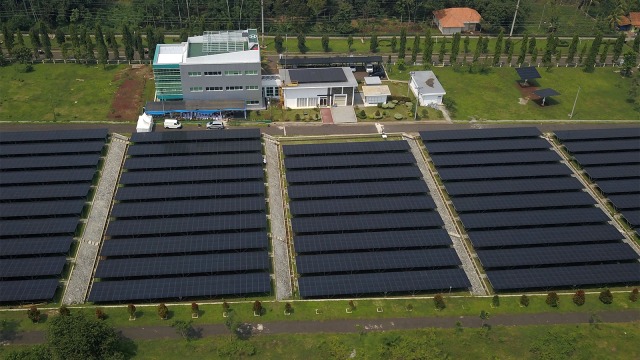 Panel surya di Pembangkit Listrik Tenaga Surya (PLTS) Cirata di Kabupaten Purwakarta, Jawa Barat. (Foto: ANTARA FOTO/Raisan Al Farisi)