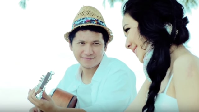 Gading dan Gisel di Video Klip 'Kita dan Dunia' (Foto: YouTube HITS Records)