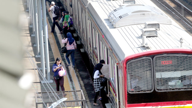 penumpang menaiki rangkaian Kereta rel listrik (KRL) Commutter di Stasiun Cilebut, Bogor. (Foto: ANTARA FOTO/Yulius Satria Wijaya)