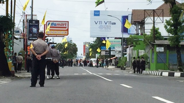 Polisi menggelar reka ulang adegan penyergapan teroris di Jalan Kaliurang KM 9,5, Ngaglik, Sleman, DIY, Kamis (22/11/2018). (Foto: Arfiansyah Panji Purnandaru/kumparan)