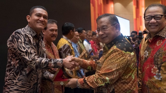 Darmin Nasution di acara penghargaan penyaluran KUR (Foto: Dok: Humas Kemenko Perekonomian)