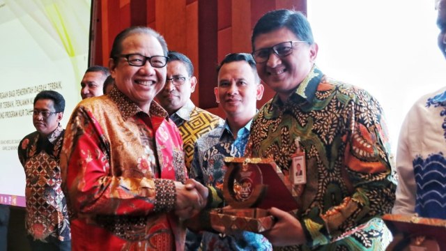 Direktur Mikro dan Kecil Bank BRI, Priyastomo (kanan), menerima penghargaan dari Kementerian Koordinator Perekonomian.  (Foto: Dok. BRI)