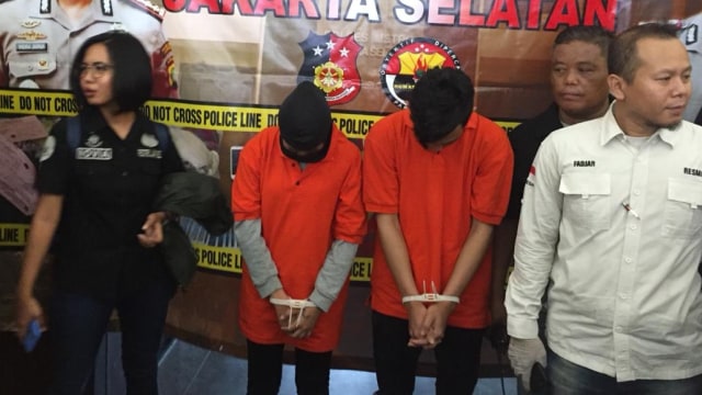 Pelaku pembunuh pemandu karaoke di Mampang tiba di Mapolres Metro Jakarta Selatan (Foto: Raga/kumparan)