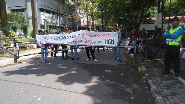 Sejumlah mahasiwa UGM menggelar aksi solidaritas atas kasus kekerasan seksual di UGM. (Foto: Arifiansyah Panji Purnandaru/kumparan)