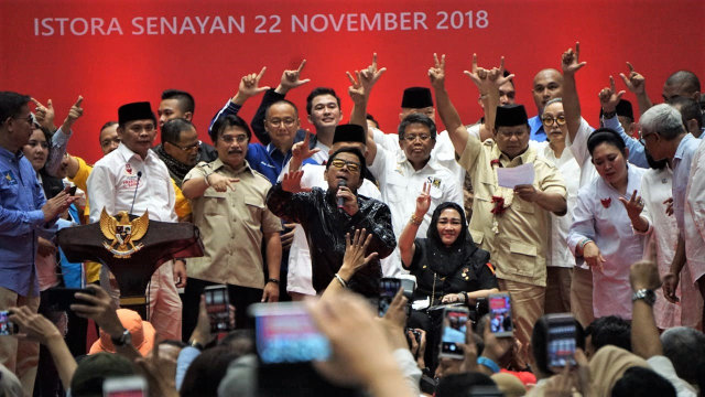 Amien Rais, Rachmawati, Prabowo Subianto dan Titiek Soeharto bernyanyi lagu Sang Alang yang berjudul 2019 Ganti Presiden di Istora Senayan, Kamis (22/11). (Foto: Iqbal Firdaus/kumparan)