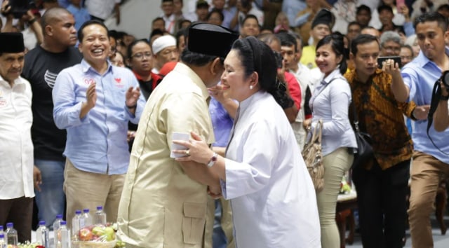Titiek Cium Pipi Prabowo di Hadapan Relawan  (Foto: Ikbal Firdaus/kumparan)
