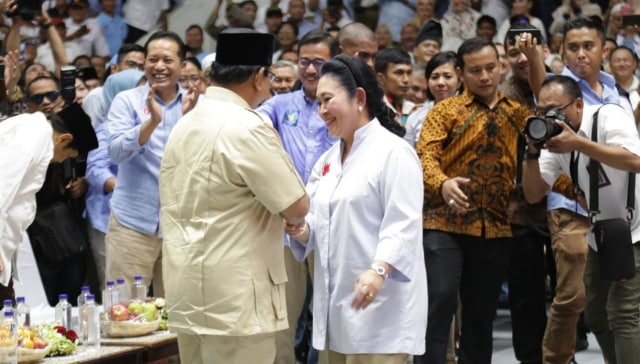 Titiek Cium Pipi Prabowo di Hadapan Relawan  (Foto: Ikbal Firdaus/kumparan)
