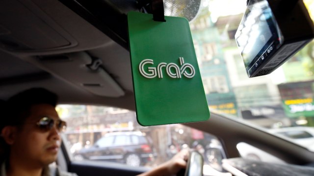 Salah satu mitra pengemudi mobil Grab di Vietnam. Foto: REUTERS/Kham