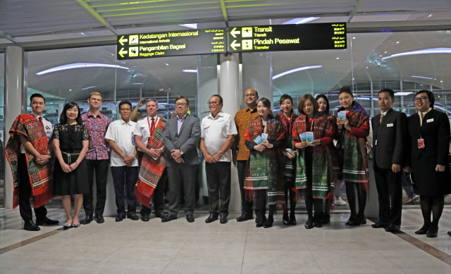 Dari Kiri: Mr. Chak Bon Jay Ho (First Officer), Ms. Maggie Yeung (Regional General Manager South East Asia), Mr. Chris Bowden (Country Manager Indonesia), Mr. Suwito ( Senior Manager of Operation & Service AP II Kualanamu), Mr. Rowan Bruce Cavanough (Captain), Mr. Algernon Yau (CEO Cathay Dragon), Mr. Robert Daniel Waloni (Tenaga Ahli Menteri bid. Aksesibilitas Udara Kementrian Pariwisata Indonesia), Mr. Arie Prasetyo (Direktur Utama Badan Pelaksana Otoritas Danau Toba). (Foto: Aria Sankhyaadi/kumparan)