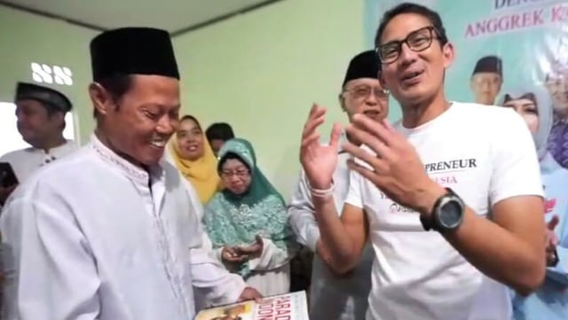 Calon Wakil Presiden nomor urut 02 Sandiaga Salahuddin Uno berikan buku paradoks Indonesia kepada UKM disabilitas. (Foto: Paulina Herasmaranindar/kumparan)