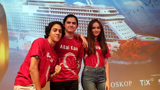 Sejumlah pemain berfoto di gala Premier Film 'Asal Kau Bahagia' di Kapal Pesiar. (Foto: Achmad Rafiq/kumparan)