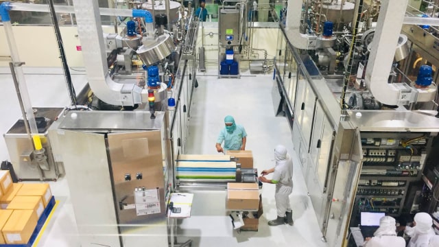 Mesin pengemasan susu UHT Greenfields dengan kemasan Tetra Pak. (Foto: Shika Arimasen Michi/kumparan)