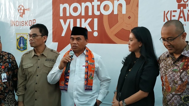 Sekda DKI Jakarta Saefullah dan Dirut PT Keana Marcella Zalianty melakukan ground breaking bioskop rakyat 'Indiskop' di Pasar Teluk Gong, Jakarta Utara. (Foto: Maulana Ramadhan/kumparan)