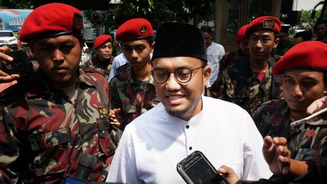 Ketua PP Muhammadiyah Dahnil Anzar Simanjuntak tiba di Ditreskrimsus Polda Metro Jaya, Jakarta, Jumat (23/11/2018). (Foto: Jamal Ramadhan/kumparan)