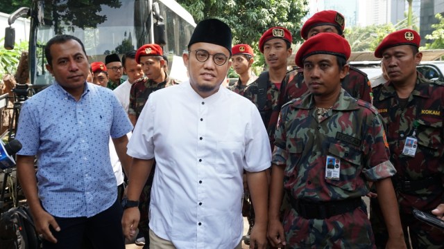 Ketua PP Muhammadiyah Dahnil Anzar Simanjuntak tiba di Ditreskrimsus Polda Metro Jaya, Jakarta, Jumat (23/11/2018). (Foto: Jamal Ramadhan/kumparan)