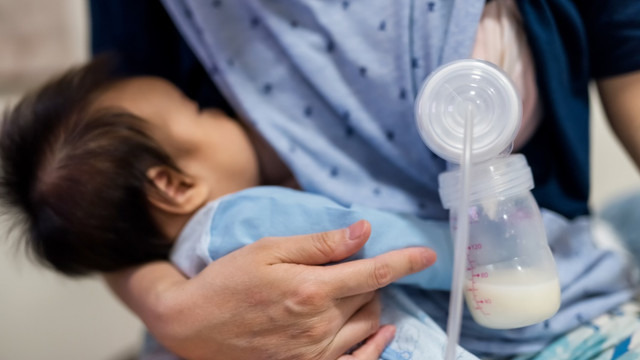 Ibu menyusui sambil memompa ASI (Foto: Shutterstock)