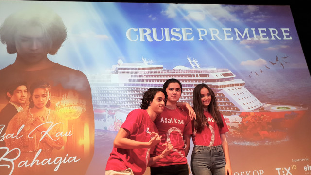 Pemain film 'Asal Kau Bahagia', Dewa, Aliando, Aurora, saat jumpa persnya di XXI Plaza Indonesia, Jakarta. (Foto: Achmad Rafiq/kumparan)