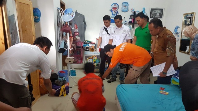 Rekonstruksi pembunuhan pemandu karaoke, Jumat (23/11/2018). (Foto: Raga Imam/kumparan)