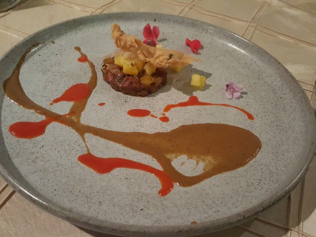 beef tartar rendang sauce (Foto: Nurvita Indarini/ kumparan)