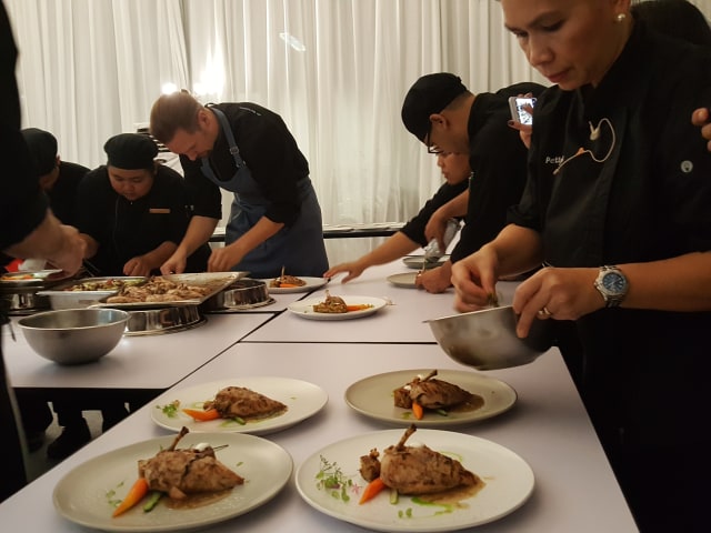 kesibukan para chef di fusion food yang digelar Goethe (Foto: Nurvita Indarini/ kumparan)