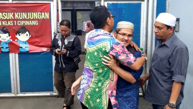 Jonru Ginting berpelukan dengan kerabatnya. (Foto: Dok. Istimewa)