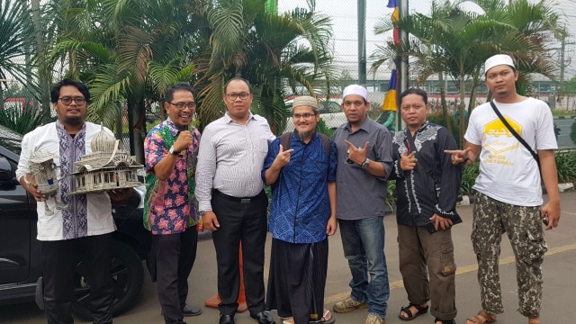 Jonru Ginting bersama kerabatnya. (Foto: Dok. Istimewa)