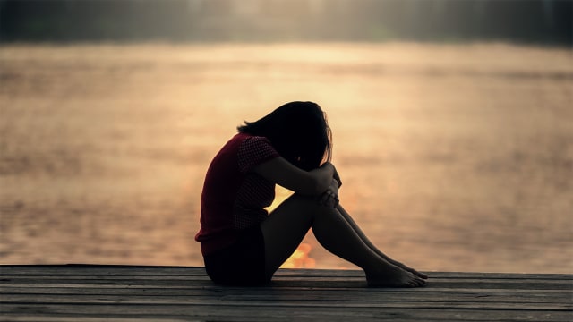 Ilustrasi seorang perempuan menyendiri. Foto: Pixabay