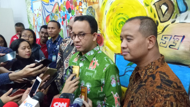 Gubernur DKI Anies Baswedan didampingi Dirut Trans Jakarta dan Dirut MRT Jakarta. (Foto: Resya Firmansyah/kumparan)