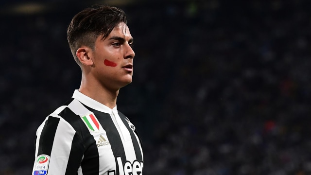 Paulo Dybala dengan cat merah di wajahnya. (Foto: AFP/Miguel Medina)