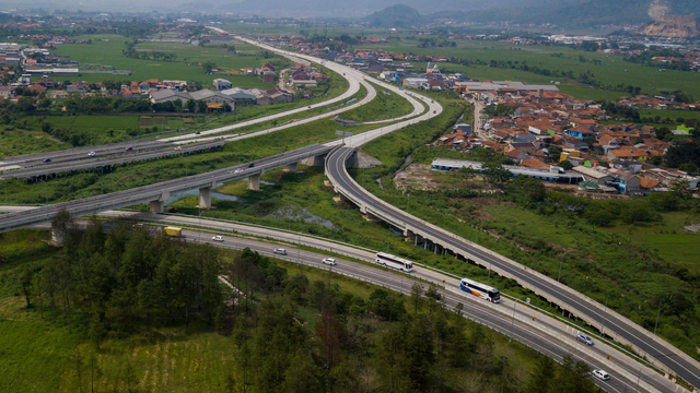 Persimpangan Jalan Tol Purwakarta-Bandung-Cileunyi (Purbaleunyi) dan Jalan Tol Soreang-Pasir Koja (Soroja) di Bandung, Jawa Barat, Jumat (23/11/2018).  Foto: ANTARA FOTO/Raisan Al Farisi