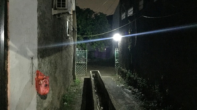 Suasana di depan rumah Jonru Ginting di Jakarta Timur. (Foto: Darin Atiandina/kumparan)