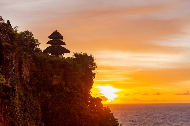 Panorama Mentari Hendak Terbenam di Pura Uluwatu (Foto: Shutter Stock)
