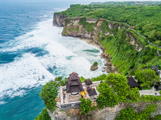 Lanskap Pura Uluwati di Bali dari Ketinggian (Foto: Shutter Stock)