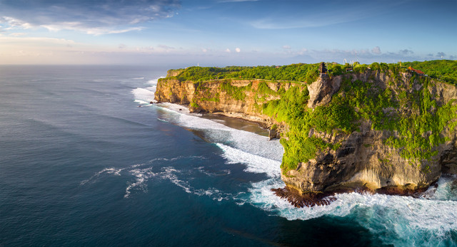 Pura Uluwatu Berhadapan dengan Laut Lepas (Foto: Shutter Stock)