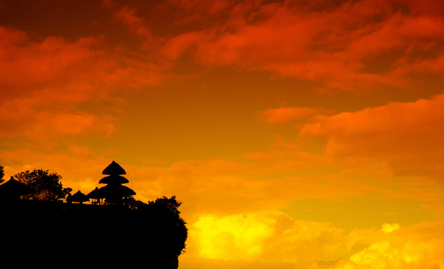 Pura Uluwatu dengan Latar Belakang Langit Sore (Foto: Shutter Stock)