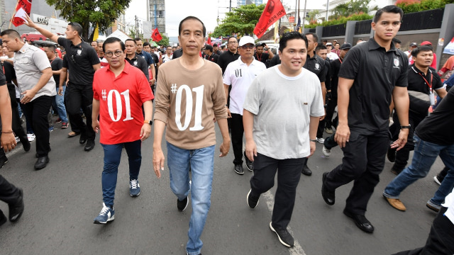 Jokowi jalan santai dengan relawan dan simpatisannya di Tugu Adipura Bandar Lampung.  (Foto: Dok. Agus Suparto - Presidential Palace)